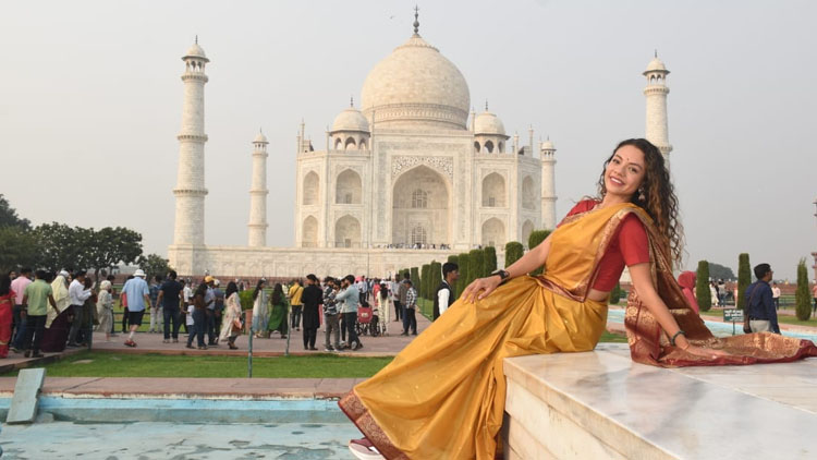 Taj Mahal Luxury Tour by Premium Car